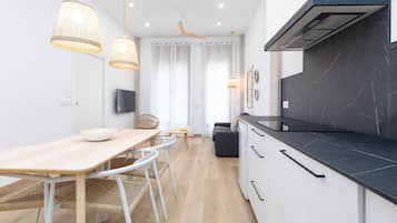 Jääkaappi, mikroaaltouuni, uuni, liesi