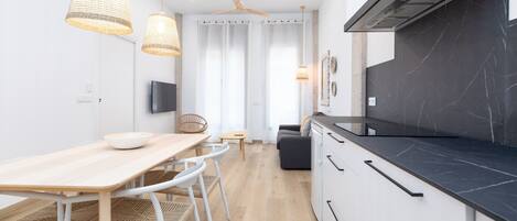 Jääkaappi, mikroaaltouuni, uuni, liesi