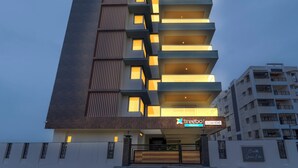 Un bâtiment moderne doté de nombreux balcons et d’une enseigne indiquant « Treeb Ocean Echo Premium ».