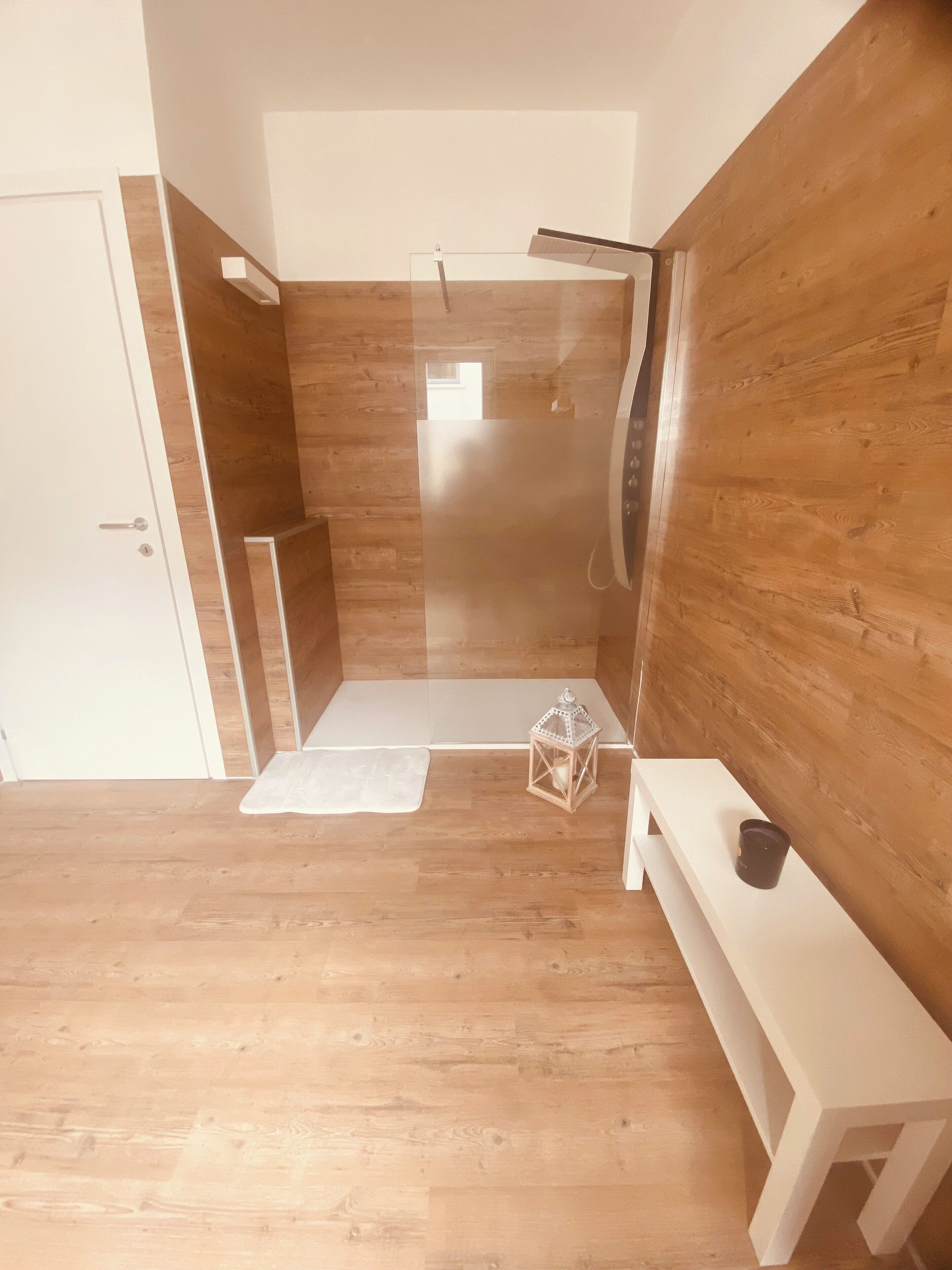 Ducha, secador de pelo, bidé y toallas