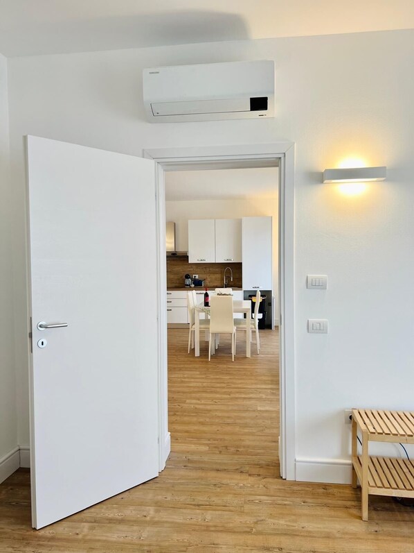 Frigorífic, microones, forn i placa de cuina 