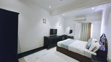Deluxe Room | Desk, iron/ironing board, free WiFi