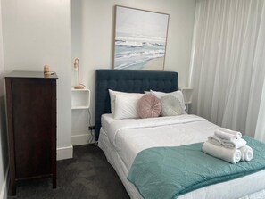 1 slaapkamer, een strijkplank/strijkijzer, wifi, beddengoed