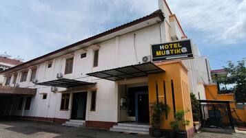 Hotel Mustik features a traditional architectural style with a flat roof and balcony area, accessible via steps.