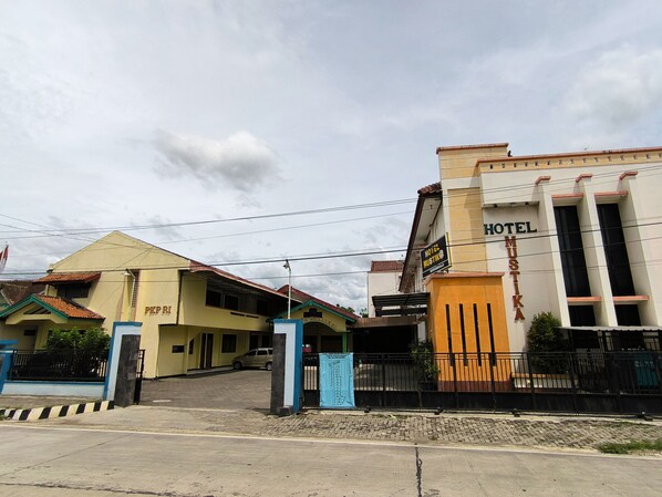 A hotel with a sign reading "HOTEL MUSTIKA" and a building labeled "PKPBI". - Hotel Mustika Syariah (Blora)