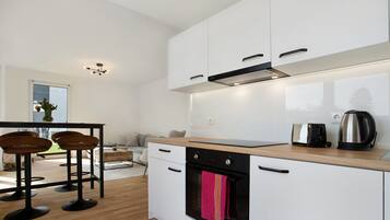 Kühlschrank, Ofen, Herdplatte, Wasserkocher