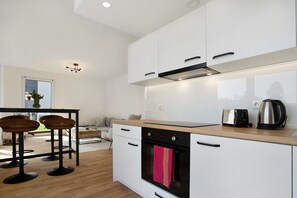 Refrigerador, horno, placa de cocina, tetera/pava eléctrica