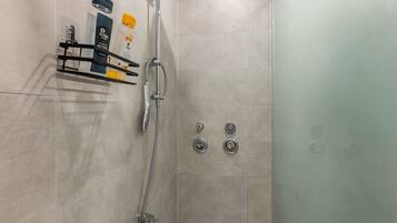 Dusche, Haartrockner, Handtücher