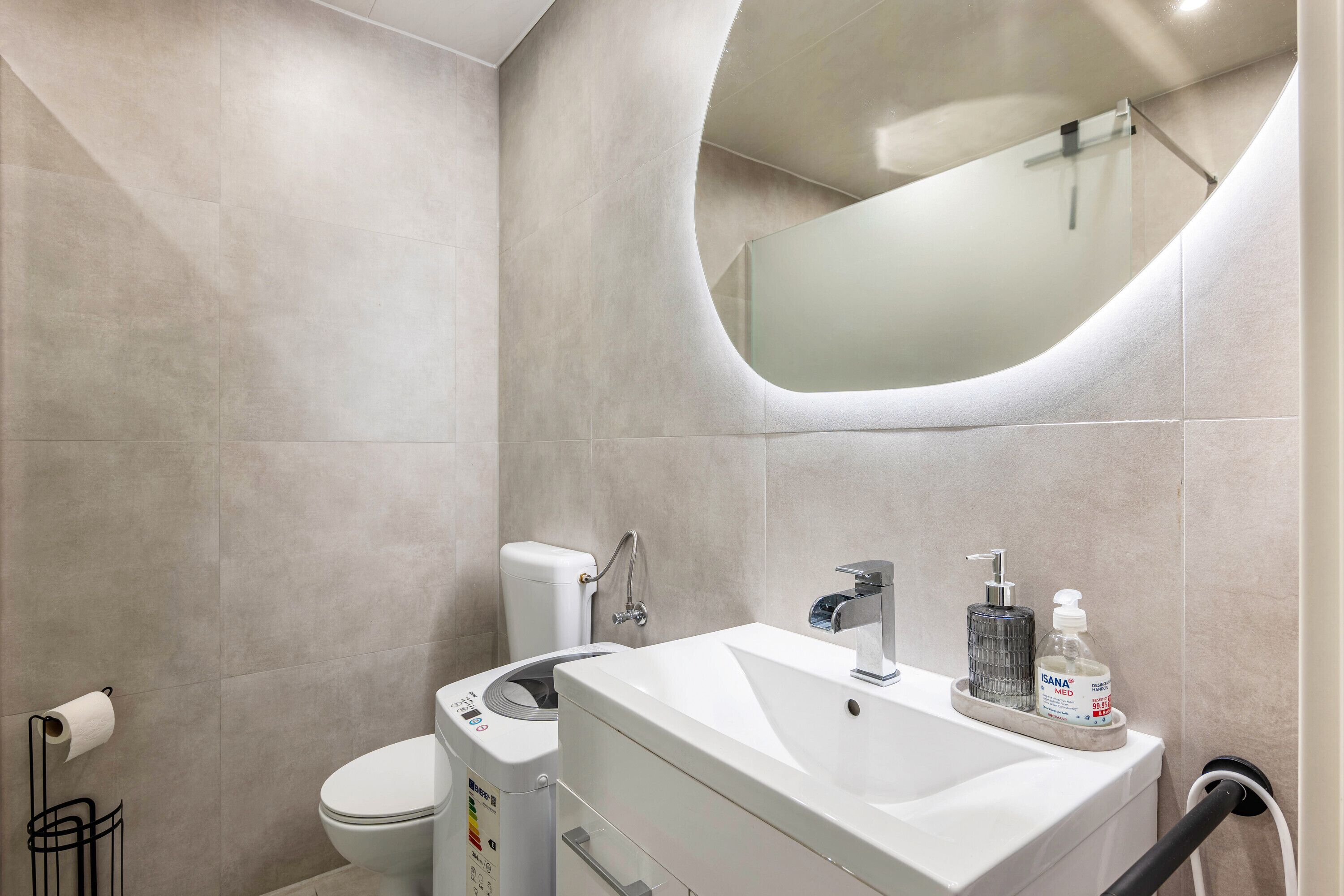 Douche, sèche-cheveux, serviettes fournies