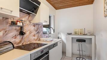 Fridge, oven, stovetop, dishwasher