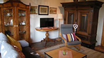 Televisión, chimenea, reproductor de DVD y estéreo