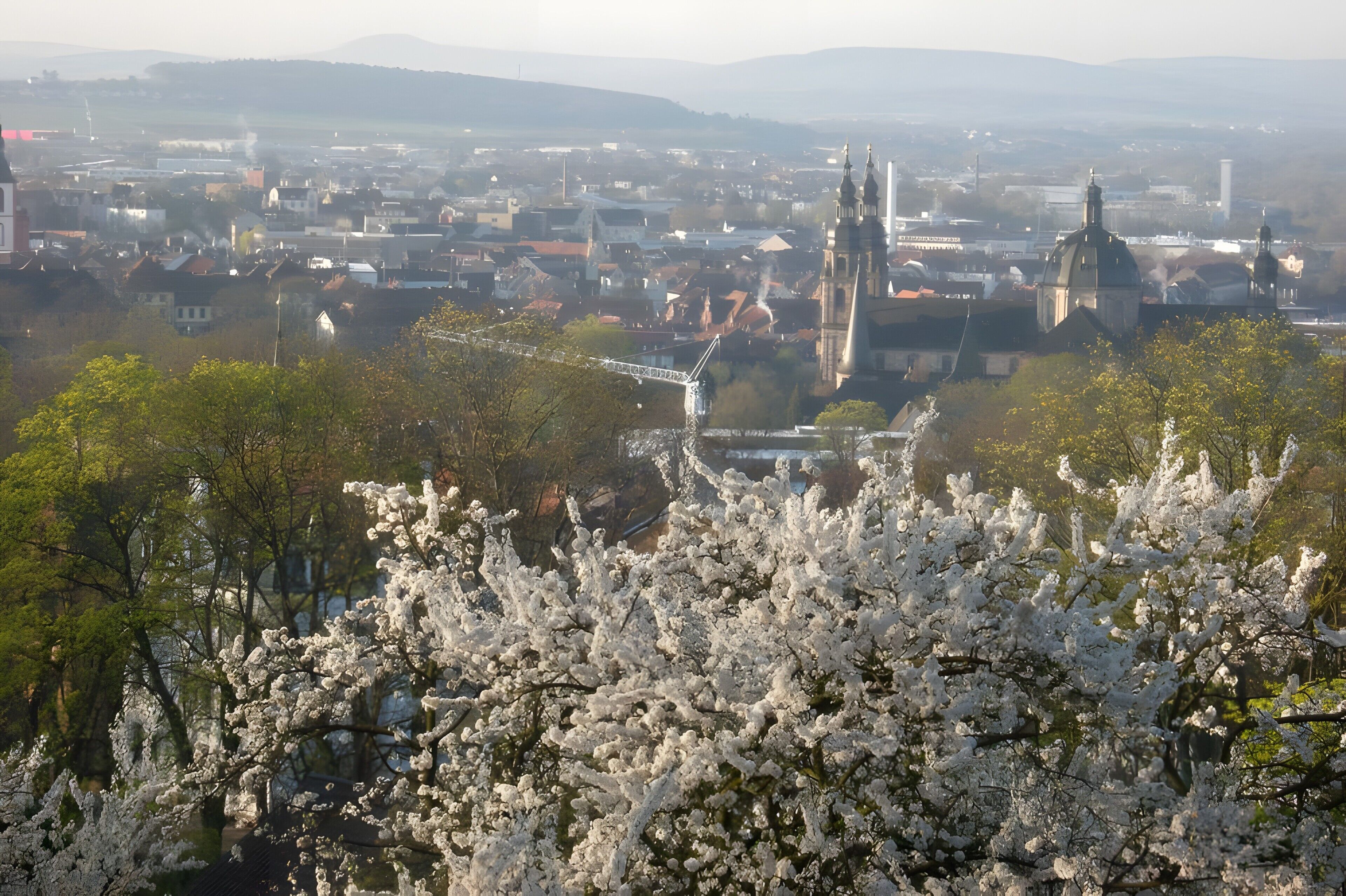 Une vue urbaine avec une église imposante et un pont au premier plan.