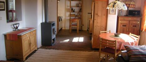 Télévision, cheminée, lecteur de DVD, chaîne hi-fi