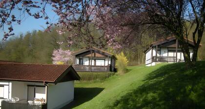Ferienwohnung 'Rhön-Antik' mit Bergblick, Gemeinschaftspool und Wi-Fi
