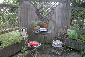 Outdoor dining - Holiday Apartment 'Rhön-Antik' with Mountain View, Shared Pool and Wi-Fi (Dipperz)