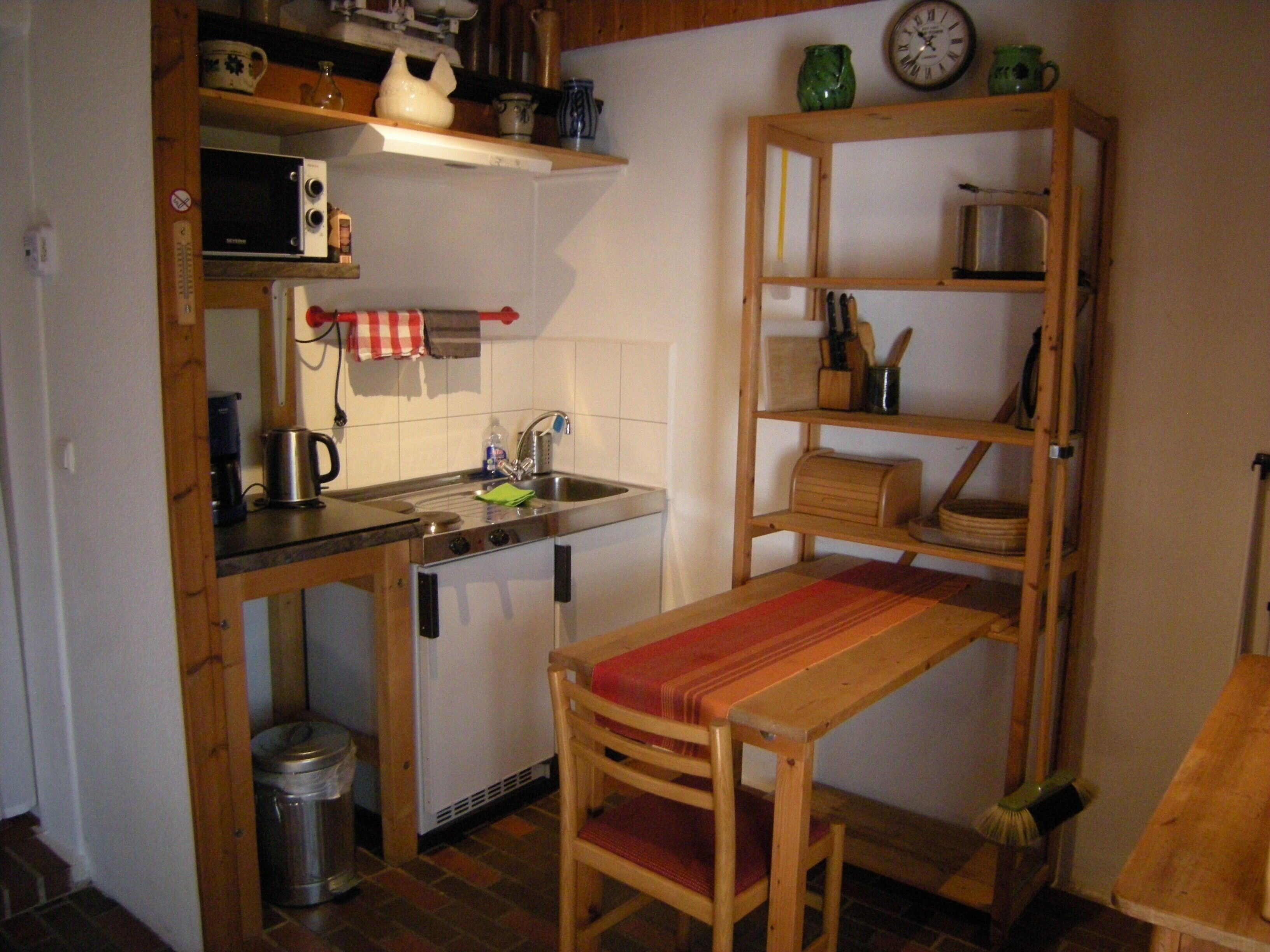 Kühlschrank, Mikrowelle, Herdplatte, Wasserkocher mit Kaffee-/Teezubehör