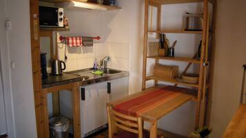 Kühlschrank, Mikrowelle, Herdplatte, Wasserkocher mit Kaffee-/Teezubehör
