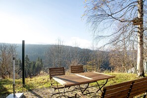 Outdoor dining - Apartment 'Tannenblick 8-1' with Private Terrace, Shared Garden and Wi-Fi (Oberhof)