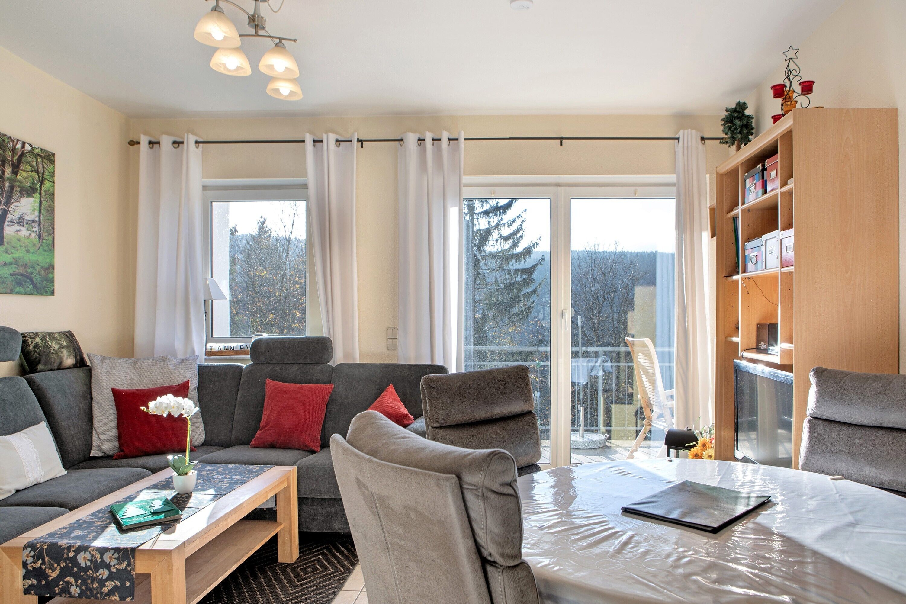 Televisio, takka, DVD-soitin, stereot