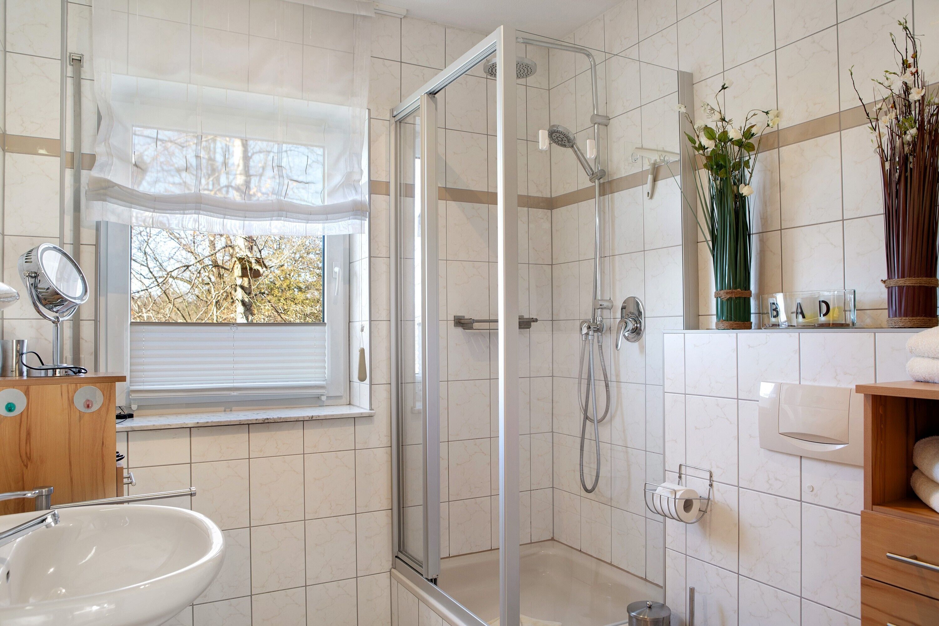 Douche, sèche-cheveux, serviettes fournies