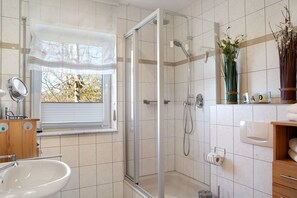Douche, séchoir à cheveux, serviettes fournies