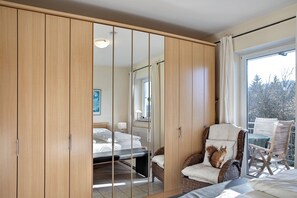 2 bedrooms, iron/ironing board, free WiFi, bed sheets - Apartment 'Tannenblick 8-1' with Private Terrace, Shared Garden and Wi-Fi (Oberhof)