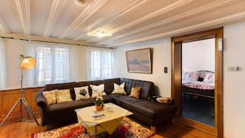 TV, fireplace, stereo