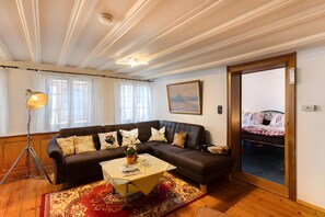 TV, fireplace, stereo - Holiday Apartment 'Im Strumpfweberhaus' with Private Terrace and Wi-Fi (Schiltach)