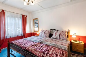 2 bedrooms, iron/ironing board, free WiFi, bed sheets - Holiday Apartment 'Im Strumpfweberhaus' with Private Terrace and Wi-Fi (Schiltach)