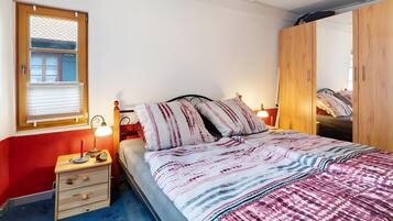 2 bedrooms, iron/ironing board, free WiFi, bed sheets