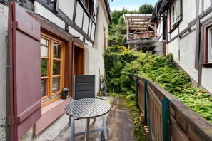 Outdoor dining - Holiday Apartment 'Im Strumpfweberhaus' with Private Terrace and Wi-Fi (Schiltach)