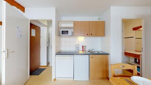 A compact kitchen with a microwave, sink, and a small refrigerator. - Apartment for 6 People in Val Cenis (Val-Cenis)