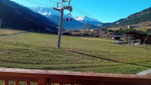 A mountain landscape with a ski lift, a wooden fence, and a small building. - Apartment for 6 People in Val Cenis (Val-Cenis)