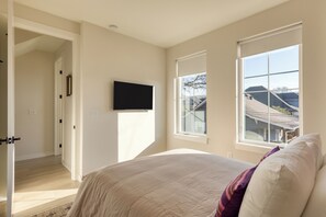 4 bedrooms, desk, travel cot, free WiFi
