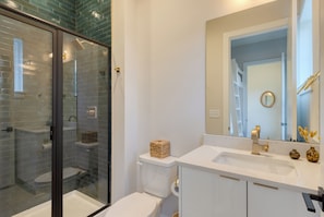 Dusche, Haartrockner, Handtücher