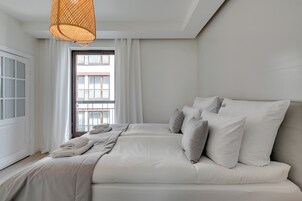 Apartemen Klasik | 1 kamar tidur, seprai premium, dan ruang kerja ramah laptop