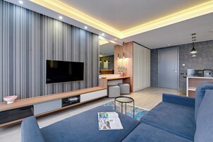Apartemen Deluks | 1 kamar tidur, seprai premium, dan ruang kerja ramah laptop