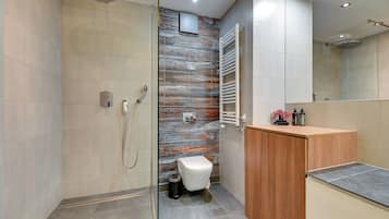 Deluxe Apartment | Bathroom | Shower, free toiletries, hair dryer, towels