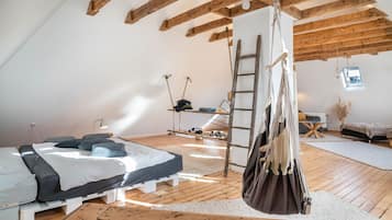 3 bedrooms, iron/ironing board, free WiFi, bed sheets
