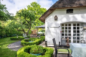 Outdoor dining - Vacation home 'Poppenstuuv', idyllic baroque fairytale garden, sauna, parking, Wi-Fi (Stadum)