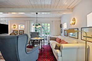 Televisio, takka, DVD-soitin, stereot