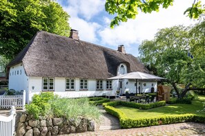 Exterior - Vacation home 'Poppenstuuv', idyllic baroque fairytale garden, sauna, parking, Wi-Fi (Stadum)