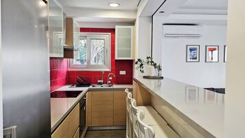 Luxury Apartment, Sea View | Private kitchen | Toaster