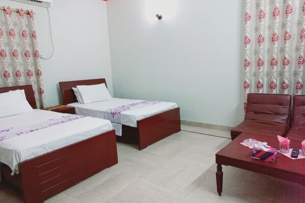 1 bedroom, iron/ironing board, WiFi - Cosy Inn Guest House : Deluxe Double Room
 (Karachi)