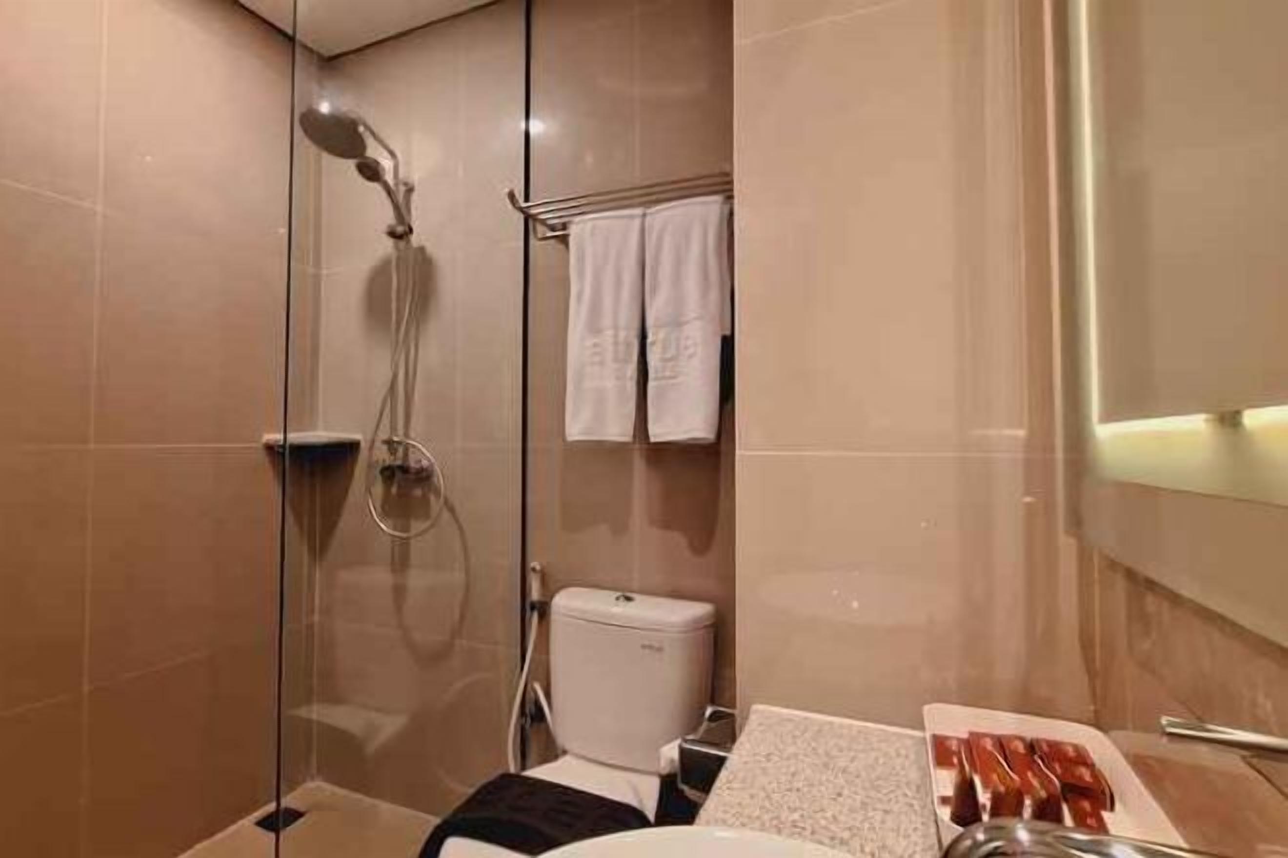 Een douche, pantoffels, handdoeken, zeep