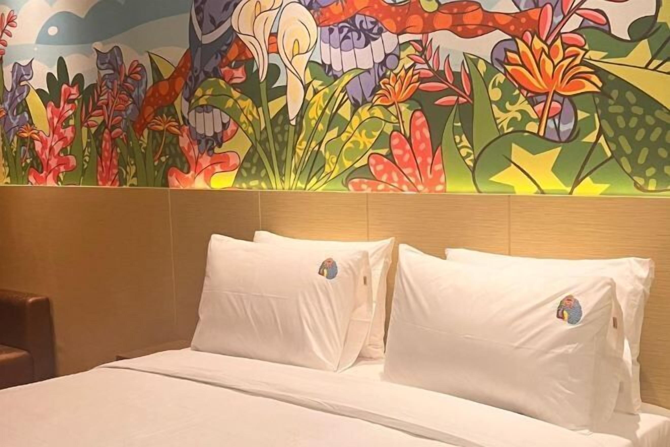 Desk, soundproofing, free WiFi