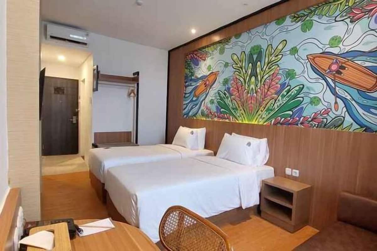 Desk, soundproofing, free WiFi