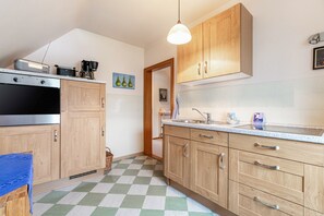 Fridge, oven, stovetop, coffee/tea maker - Apartment 'Gemütliche In Marne' with Balcony and Wi-Fi (Marne)