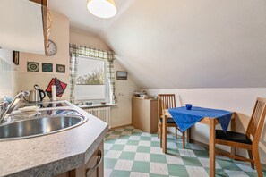 Kühlschrank, Ofen, Herdplatte, Wasserkocher mit Kaffee-/Teezubehör