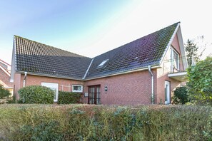 Exterior - Apartment 'Gemütliche In Marne' with Balcony and Wi-Fi (Marne)